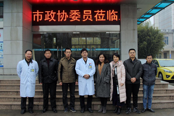 业务楼前合影.jpg